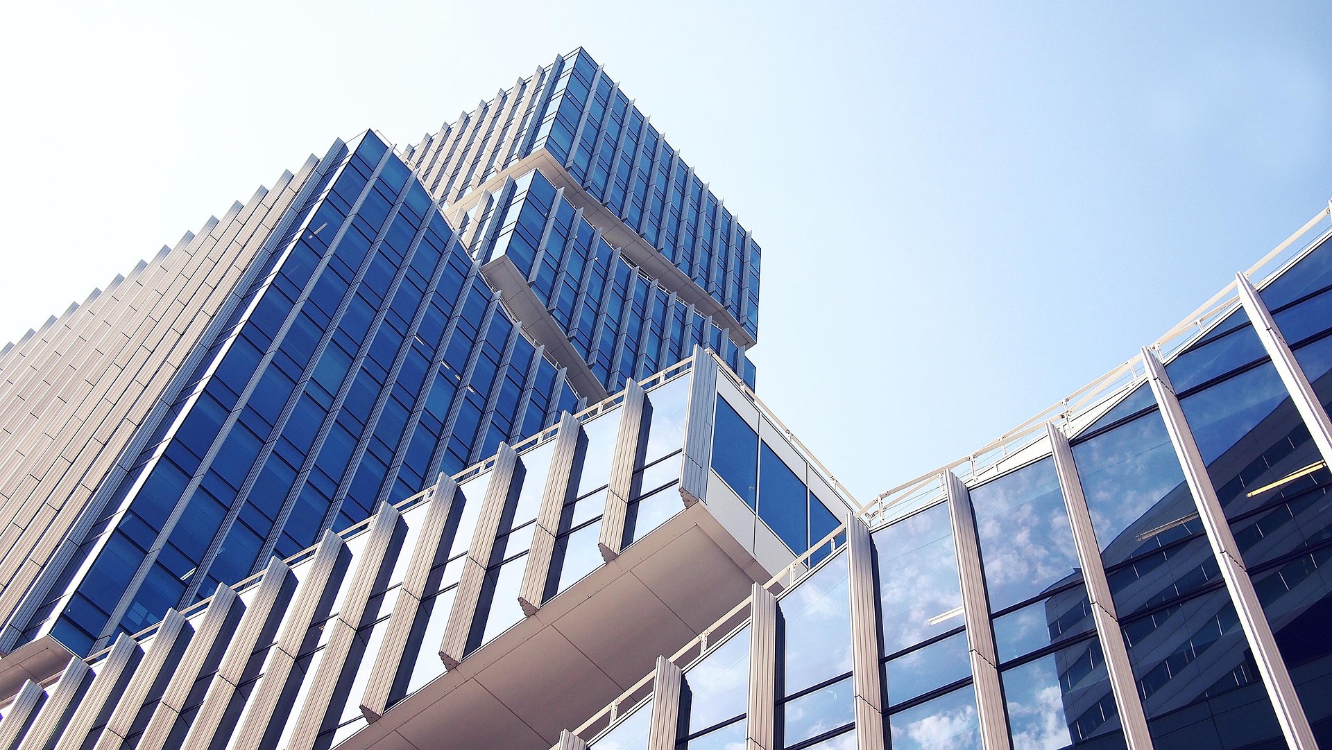 Fachada de edifício comercial moderno com vidros