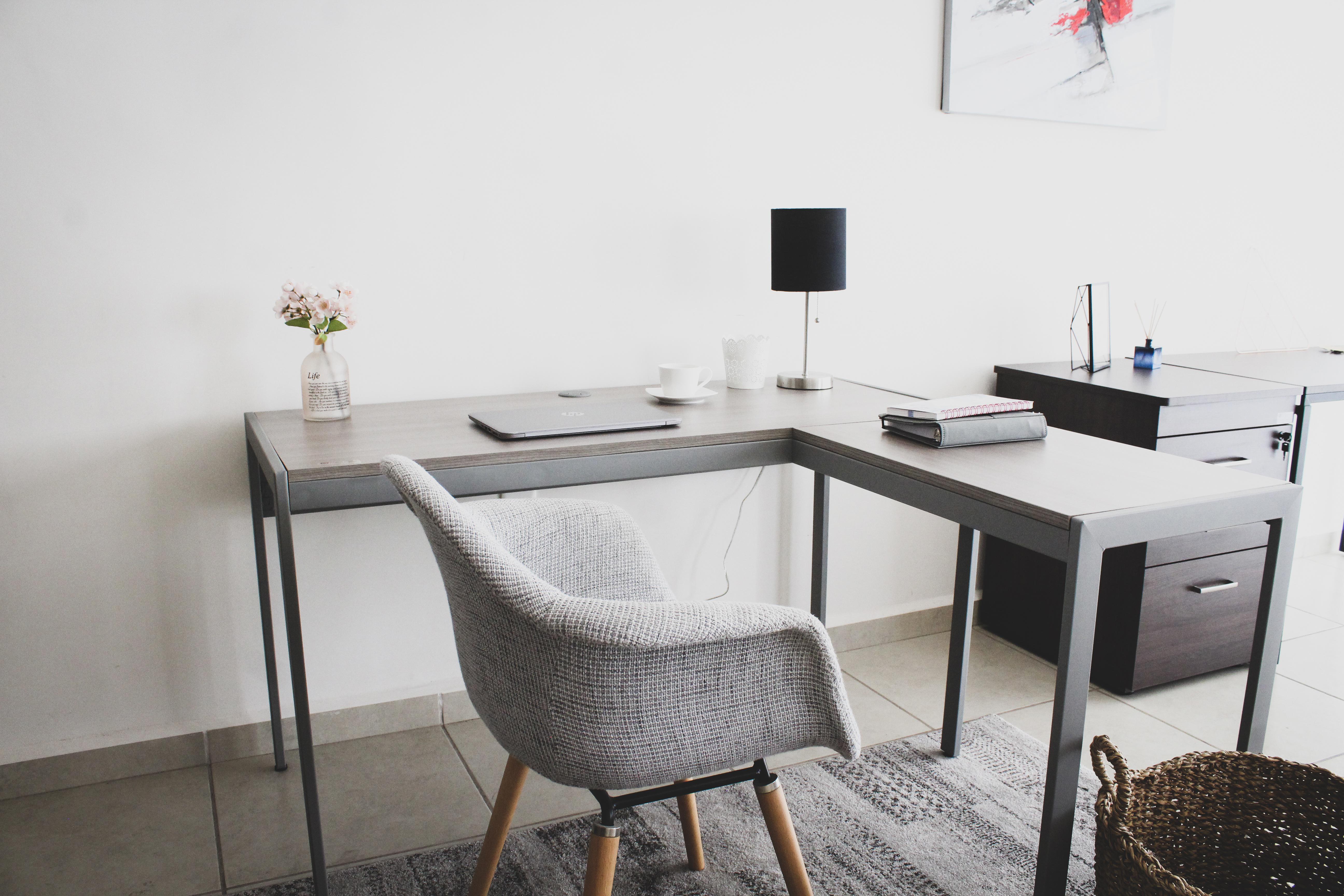 Escritório moderno com mesa de trabalho