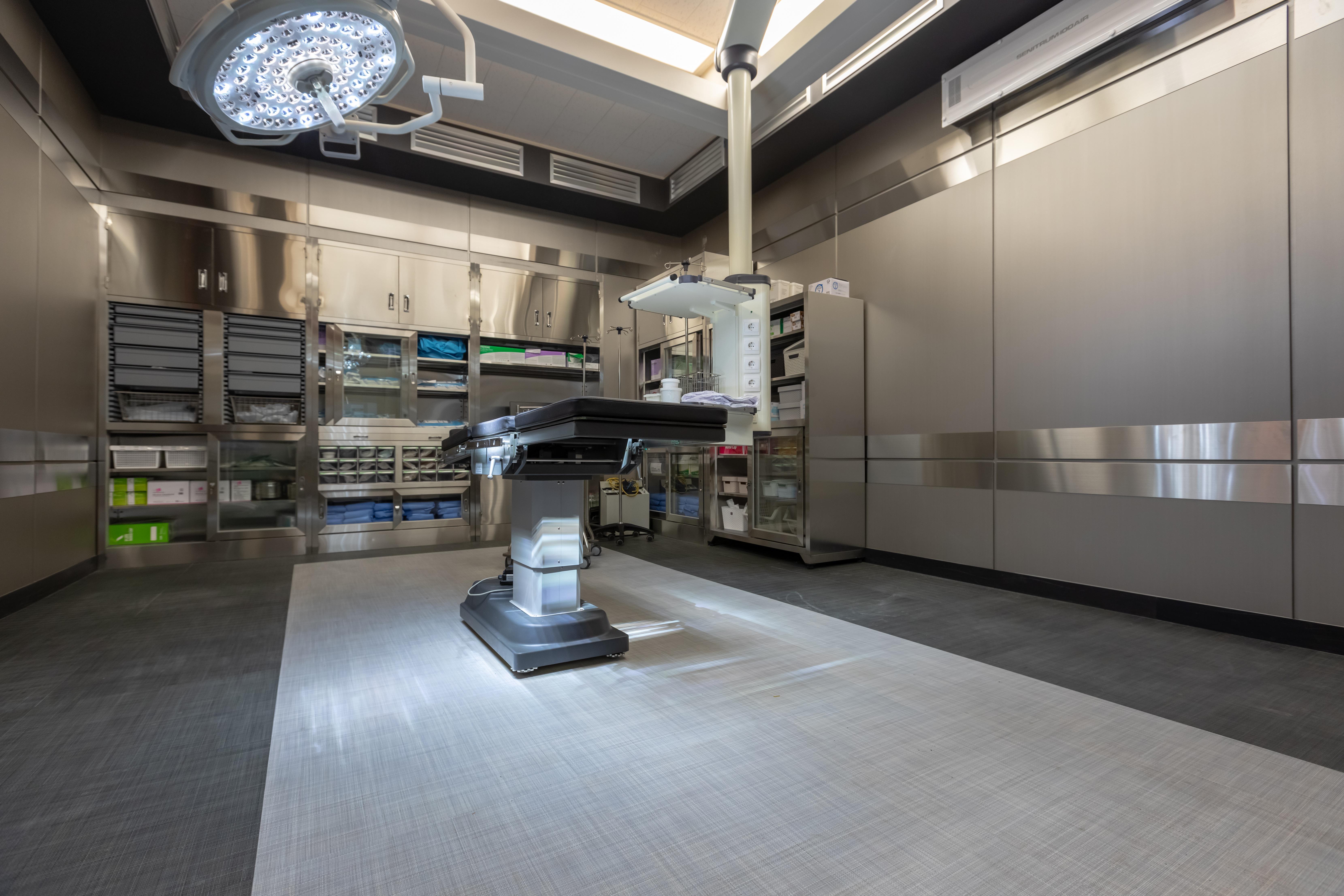 Sala cirúrgica hospitalar climatizada com equipamentos médicos