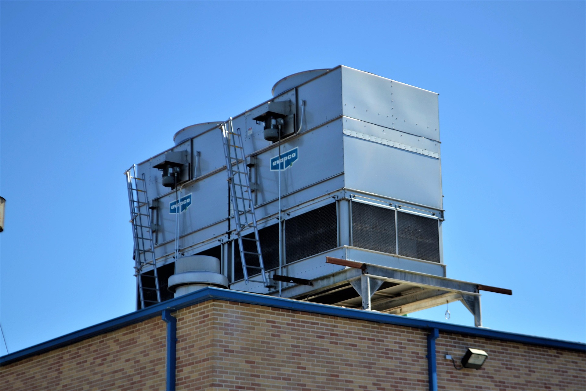 Equipamento de climatização industrial instalado em área externa