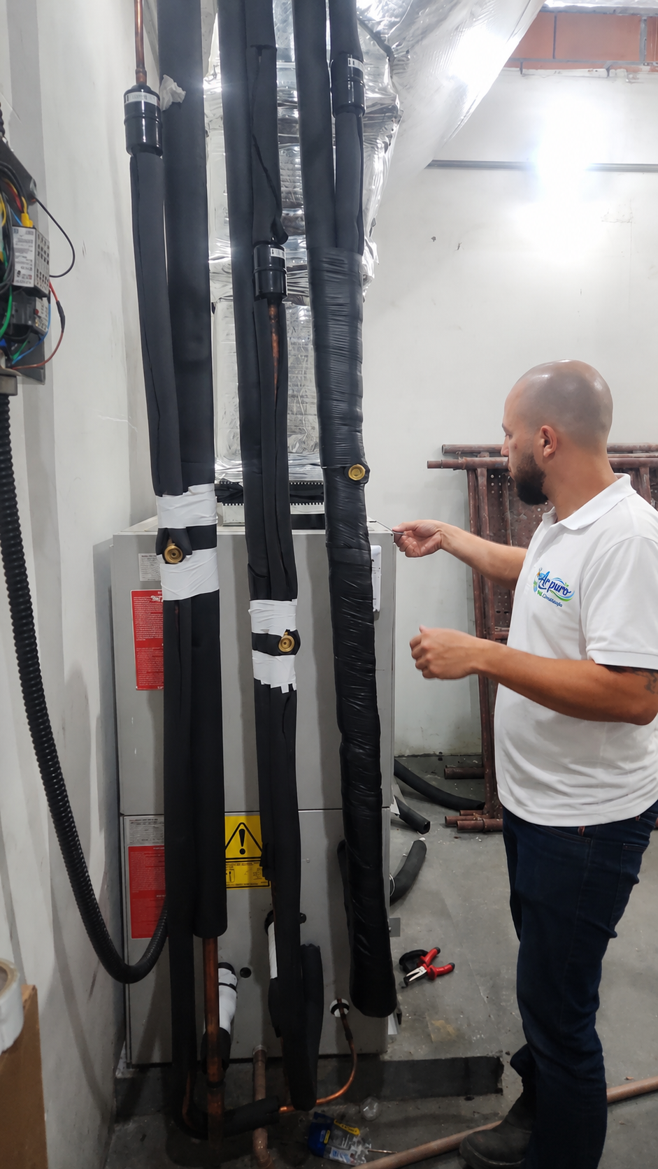 Técnico da Ar Puro verificando tubulações e infraestrutura de climatização