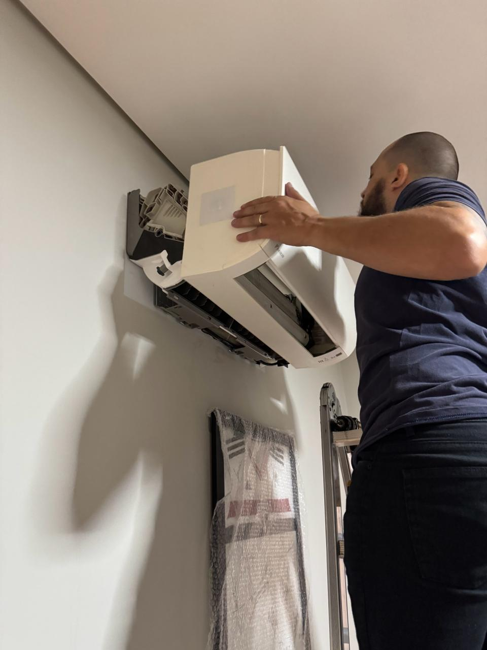 Técnico instalando ar-condicionado residencial