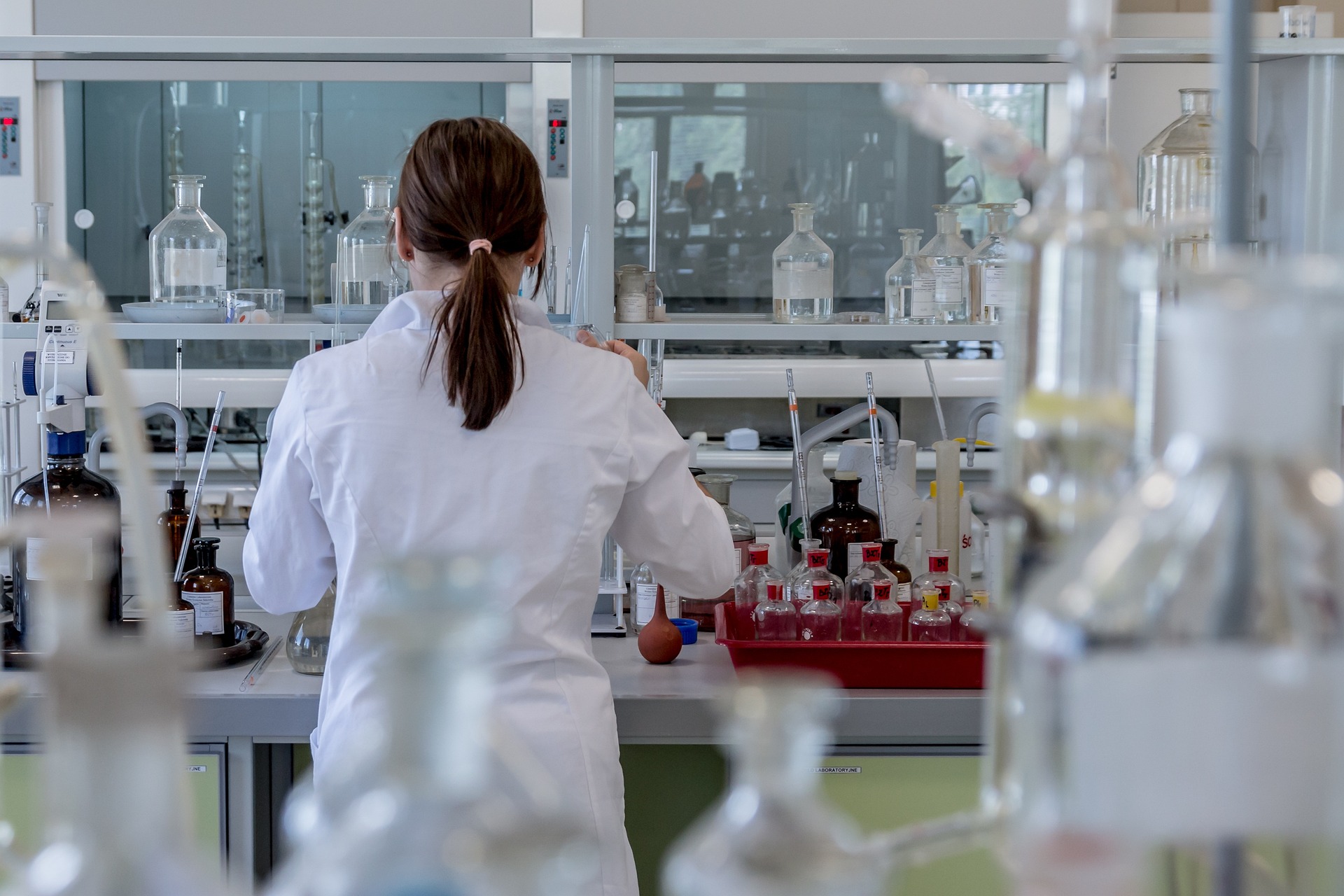 Laboratório com pesquisadora e vidrarias