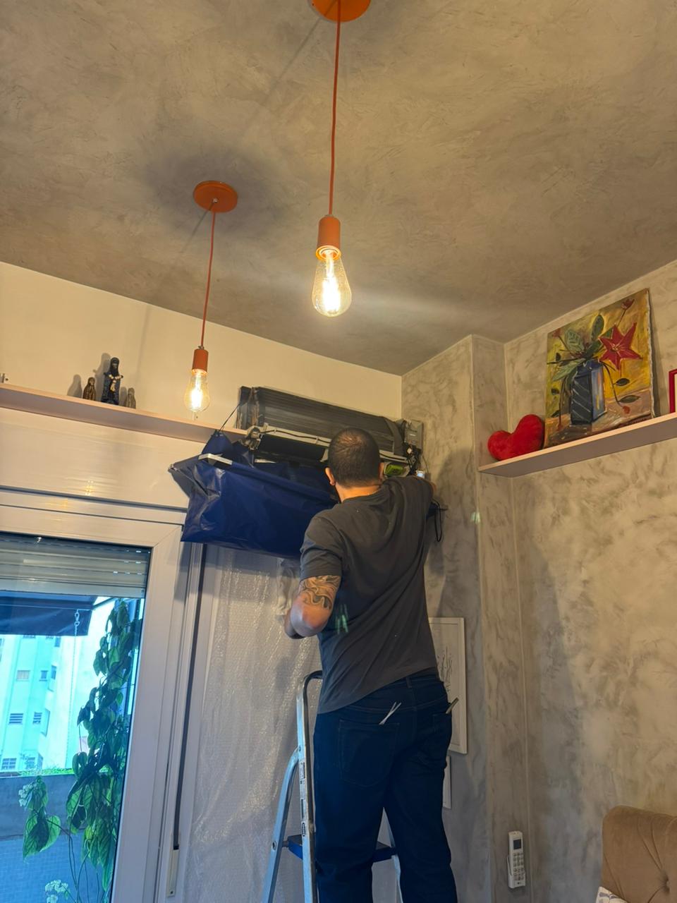 Técnico realizando manutenção preventiva em ar-condicionado residencial