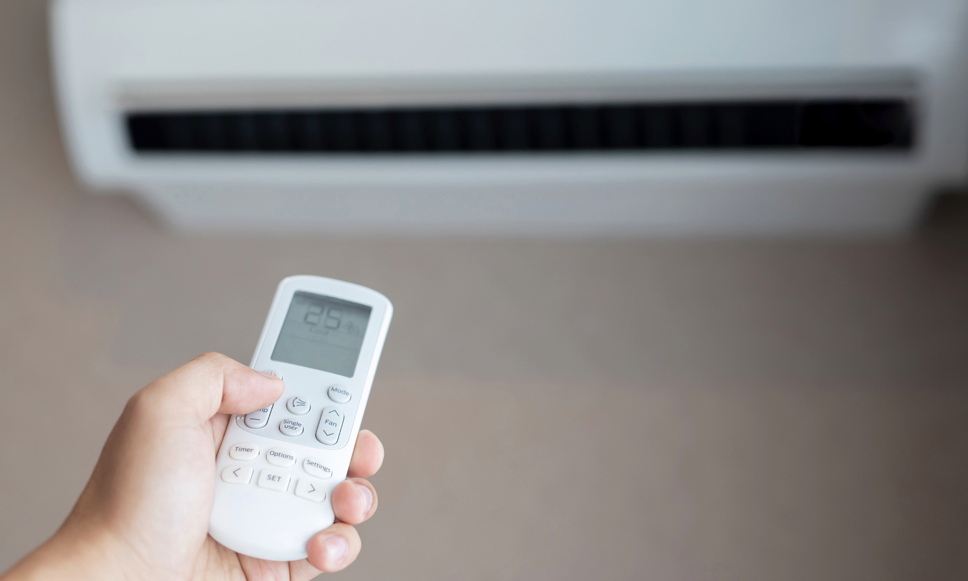 Controle remoto de ar-condicionado em ambiente residencial